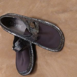 Low heel velcro shoes